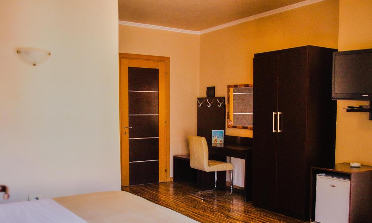 Hotel Nais Beach Durrës Exterior foto